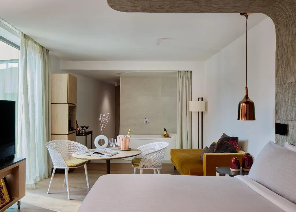 JUNIOR SUITE CITY VIEW Room, ME Barcelona, Barcelona