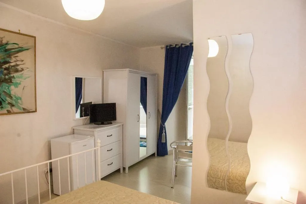 Room, Residence Confalone, Naples