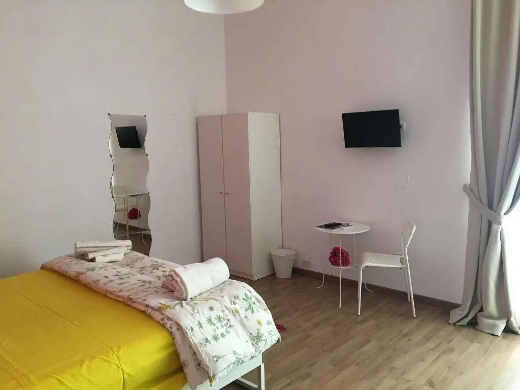 Room, B&B Tarumbò, Naples
