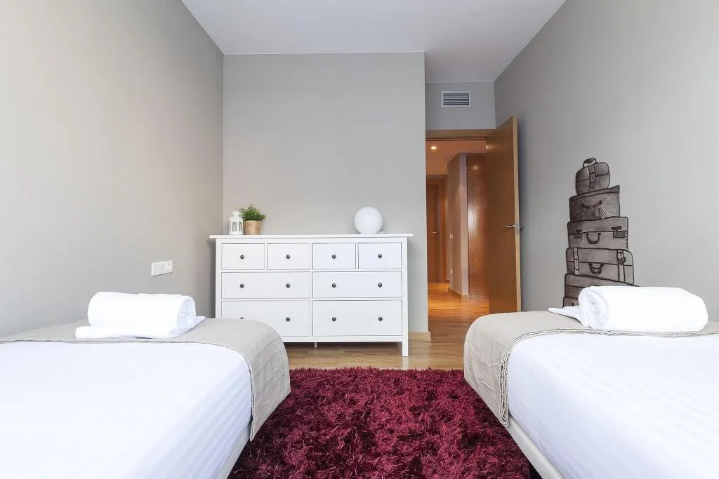 APARTMENT THREE BEDROOMS Room, Laumon, Barcelona