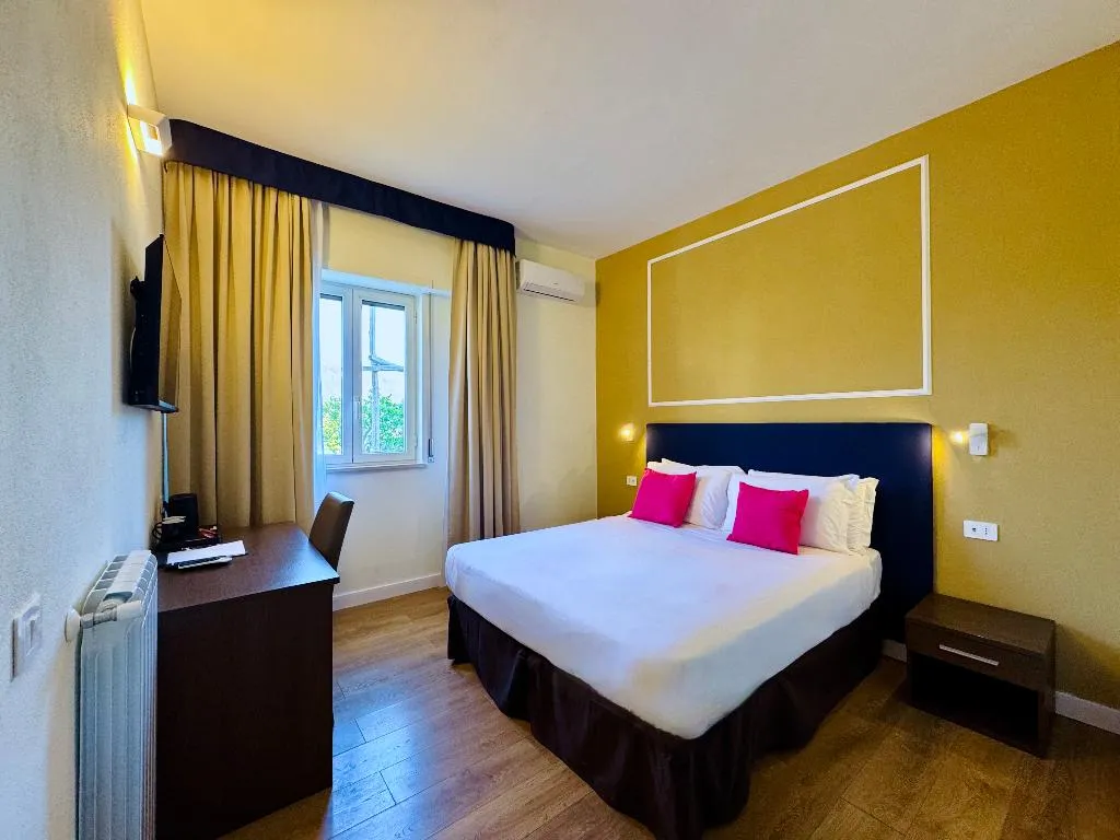 Double or Twin STANDARD Room, Hotel La Pergola, Naples