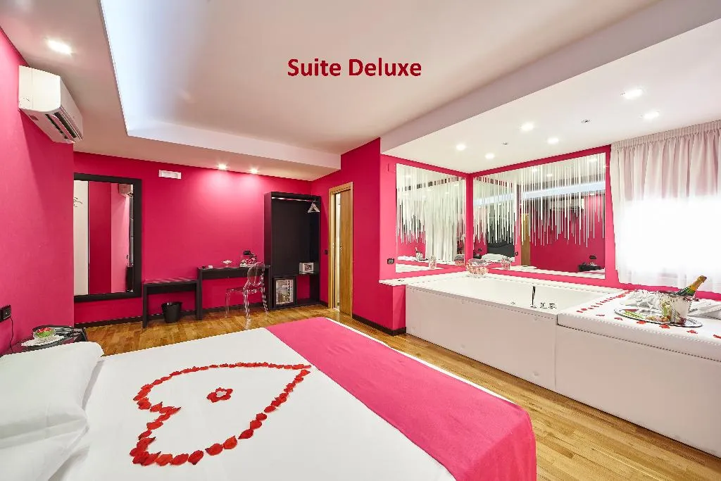 SUITE DELUXE WITH JACUZZI Room, Style Caserta, Naples