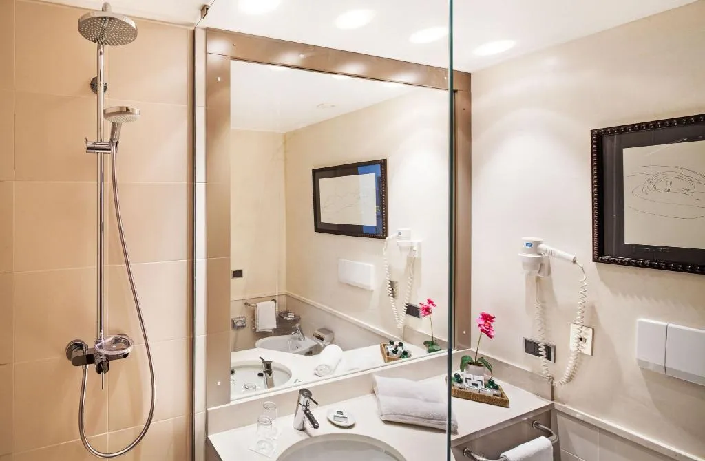 JUNIOR SUITE KING SIZE BED Room, Cosmo Hotel Torri (Vimercate MI), Milan