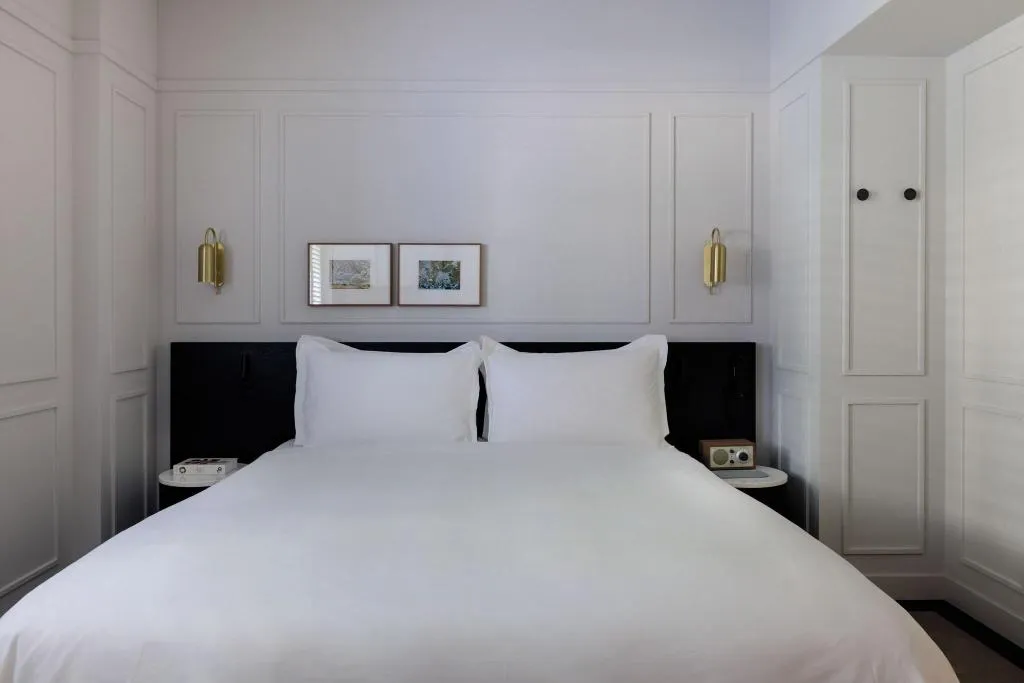 DOUBLE KING SIZE BED Room, Pillows Maurits At The Park, Amsterdam
