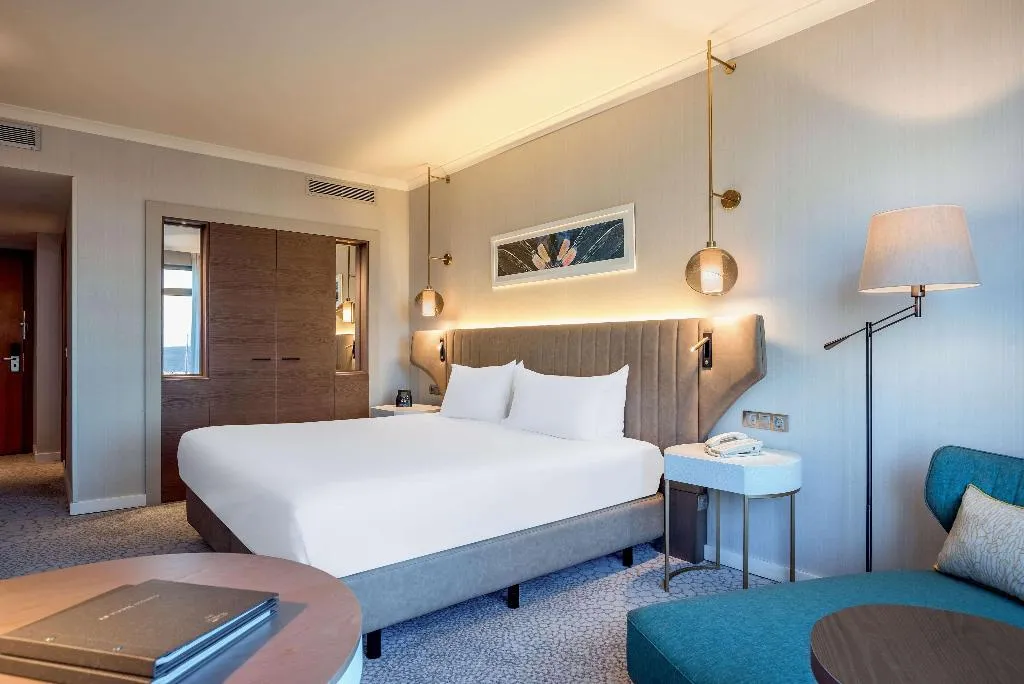 DOUBLE GUEST ROOM KING BED Room, Hilton Diagonal Mar Barcelona, Barcelona
