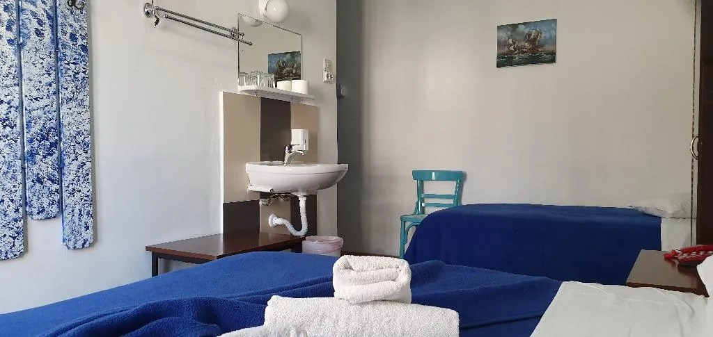 TRIPLE WITH SHARED BATHROOM Room, Sparta Team Hotel- Hostel, Athens