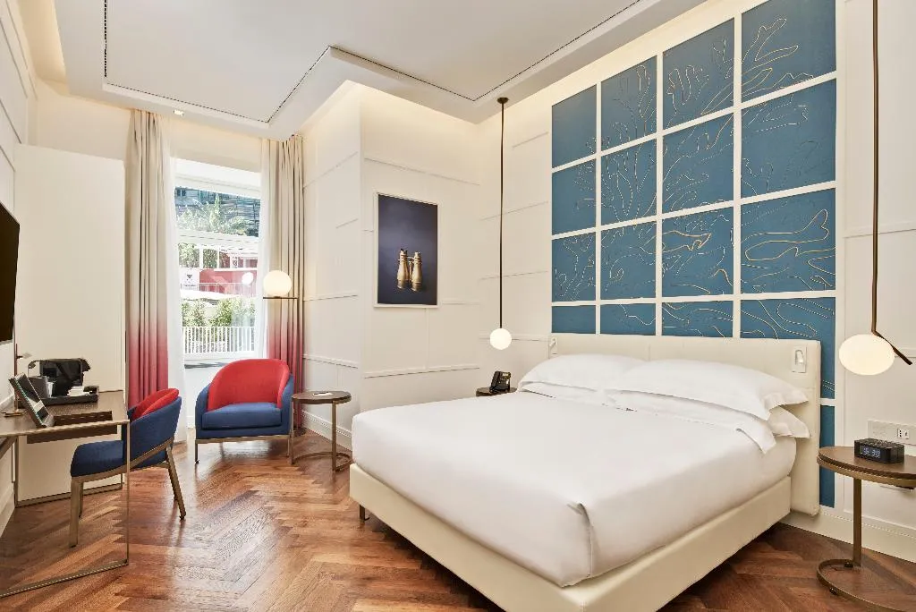 DOUBLE GUEST ROOM KING BED Room, de Bonart Naples-Curio Collection by Hilton, Naples
