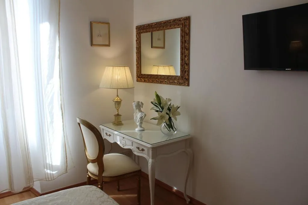 Room, King Plaza, Naples