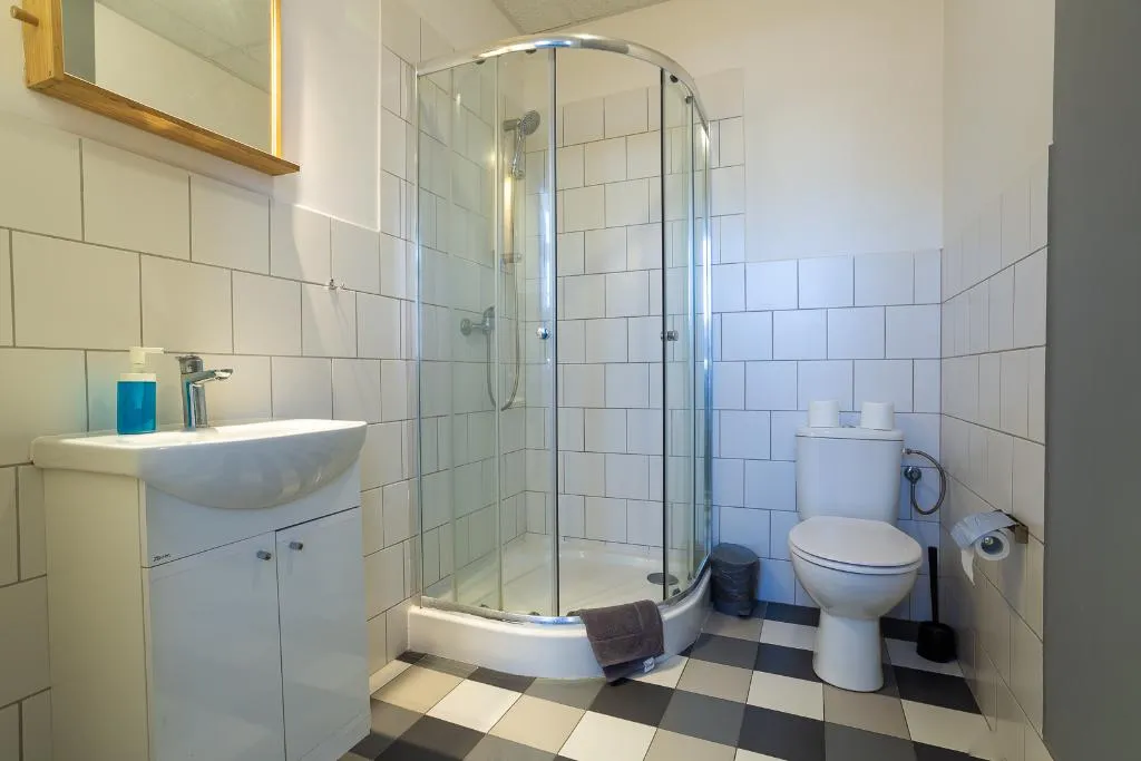 FAMILY ROOM CAPACITY 6 WITH SHARED BATHROOM Room, Moon Hostel Gdansk, Gdansk