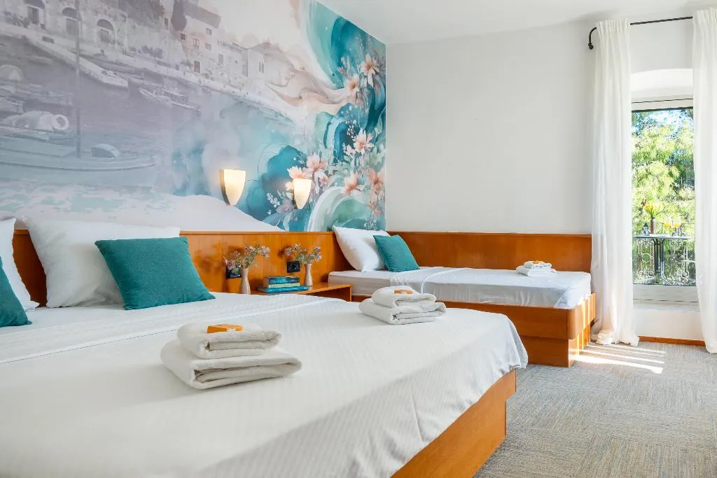 TRIPLE WITH BALCONY Room, Kastil, Split