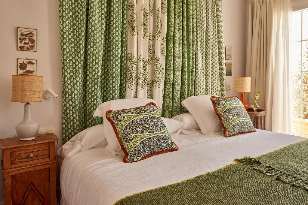 DOUBLE DELUXE ONE BEDROOM Room, Cristine Bedfor, Menorca
