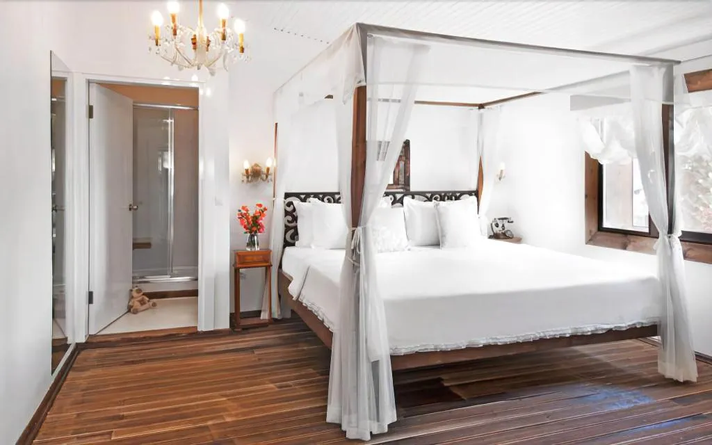 Room, Sabrina's Haus, Dalaman