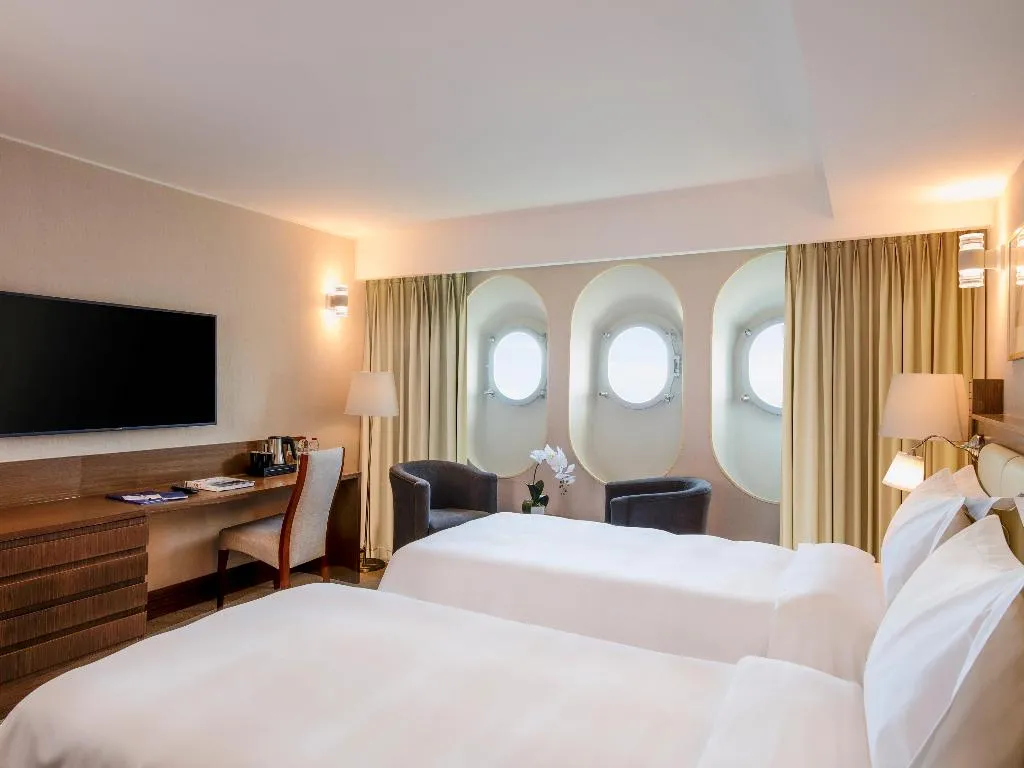 Room, Queen Elizabeth 2, Dubai
