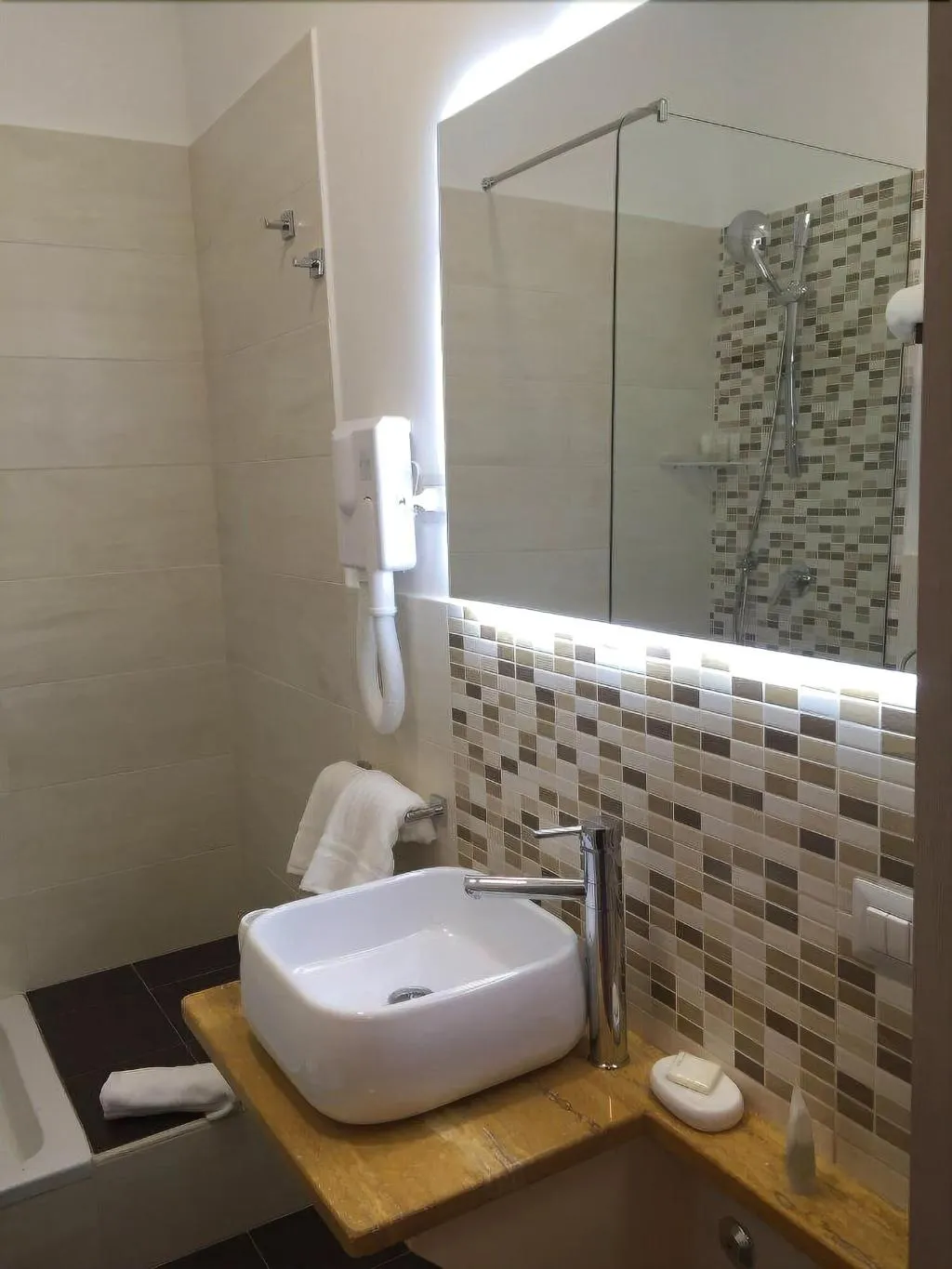 Room, B&B Napolimilionaria, Naples