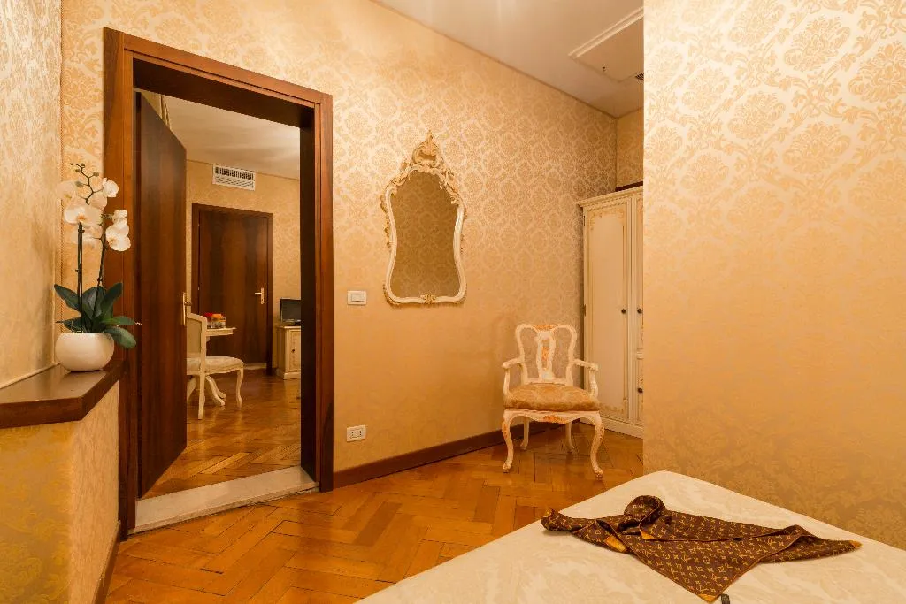 QUADRUPLE CLASSIC Room, Palazzo Guardi, Venice