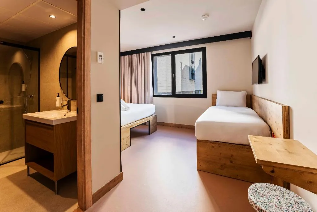 TRIPLE STANDARD Room, easyHotel Valencia Ciutat Vella, Valencia
