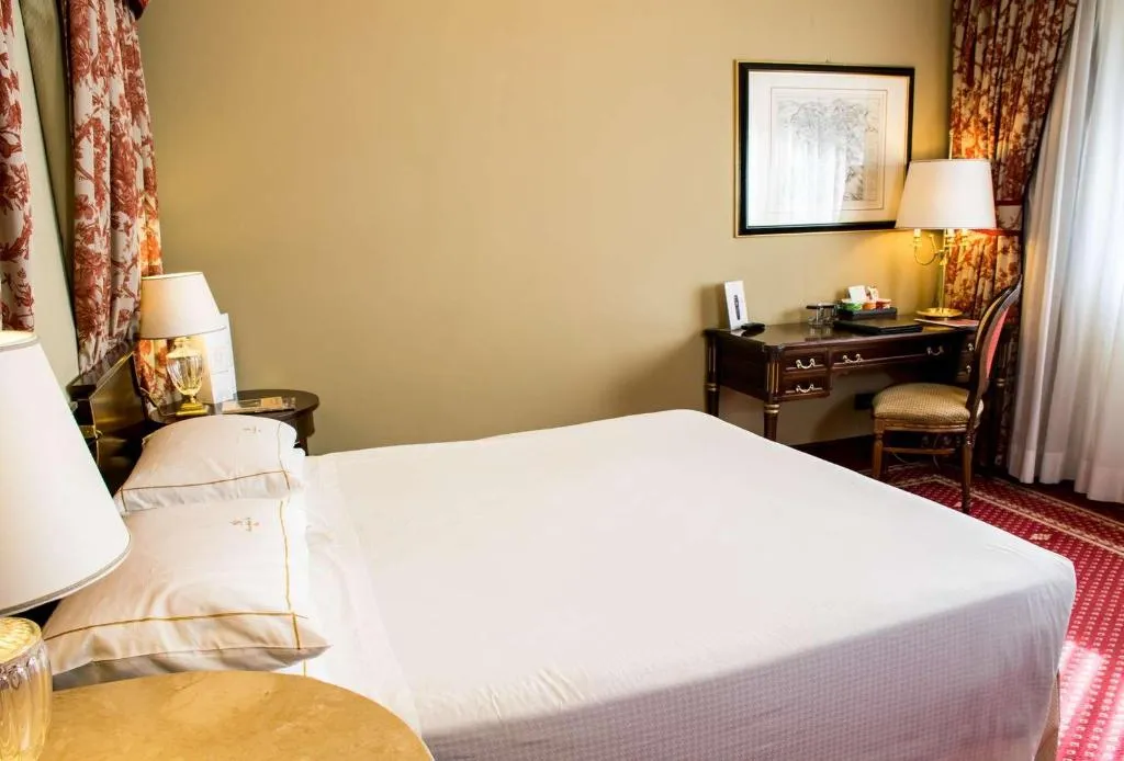 Room, River Chateau, Rome