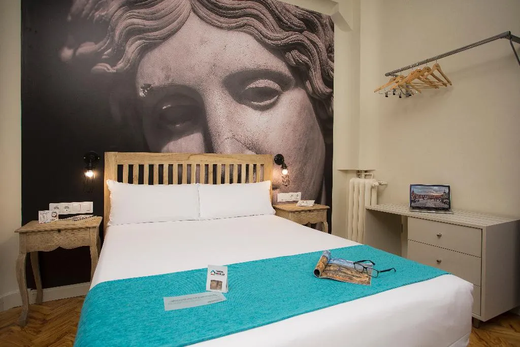 DOUBLE STANDARD Room, Casual del Teatro Madrid, Madrid