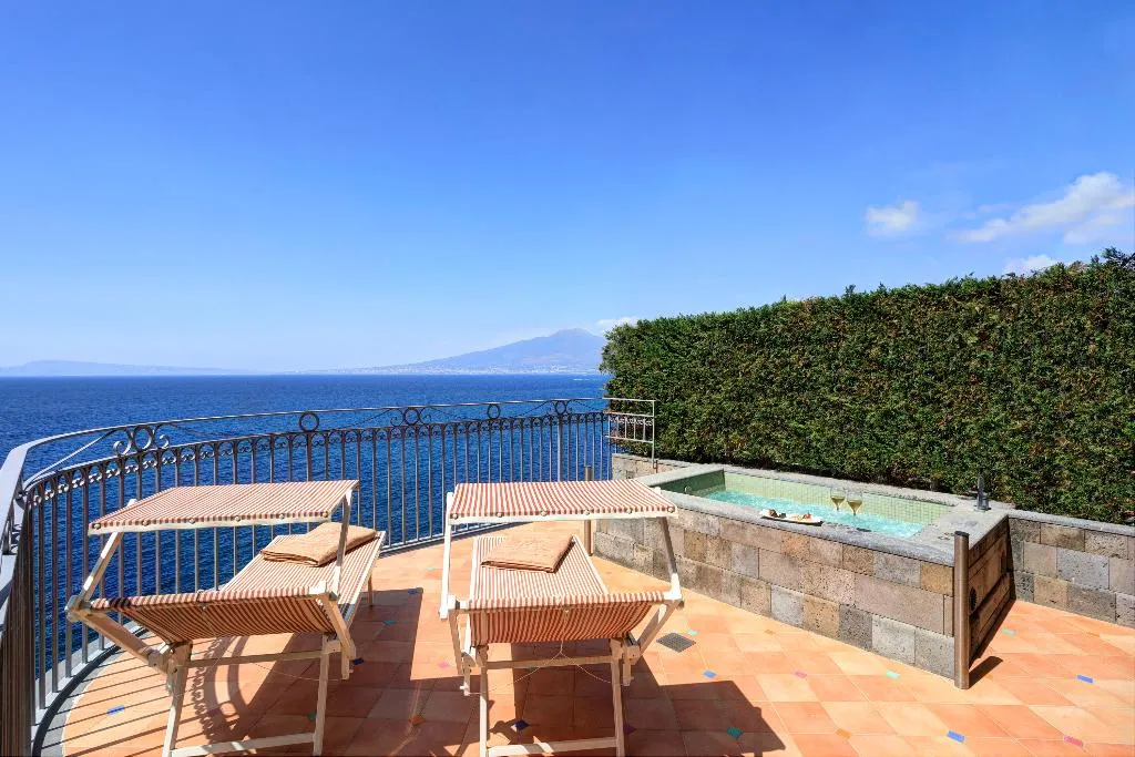 SUITE WITH JACUZZI WITH VIEWS Room, Grand Hotel Ambasciatori, Naples