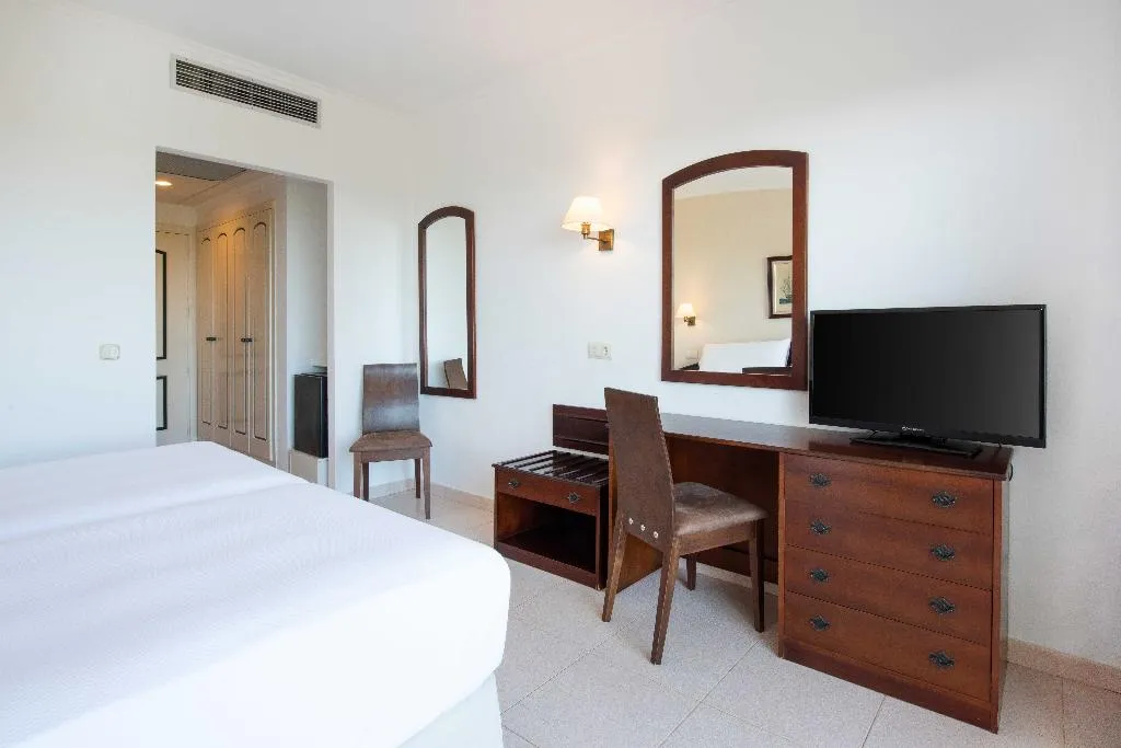 DOUBLE SINGLE USE WITH TERRACE Room, Valentin Son Bou, Menorca