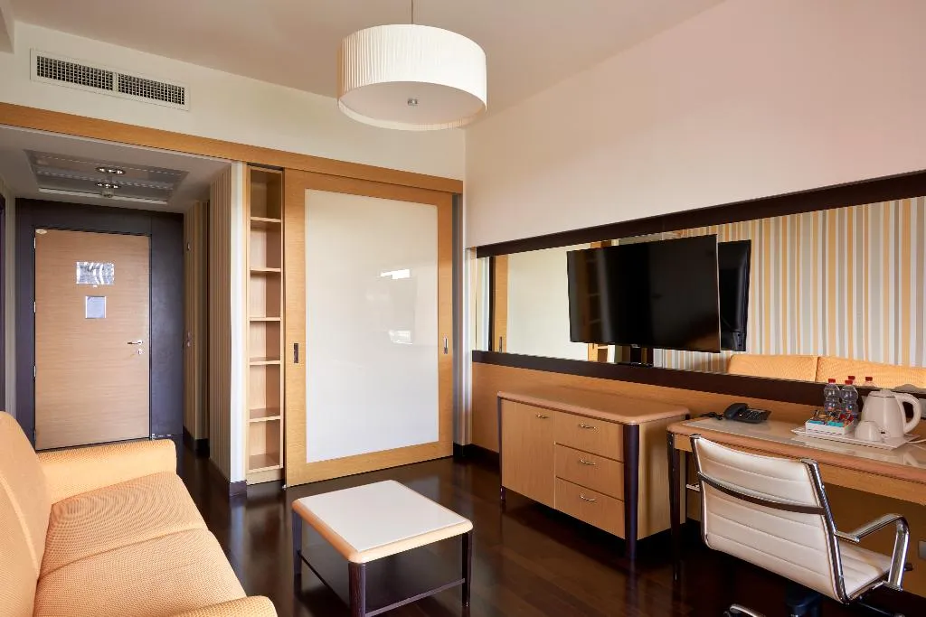 JUNIOR SUITE STANDARD Room, Unahotels Varese, Milan