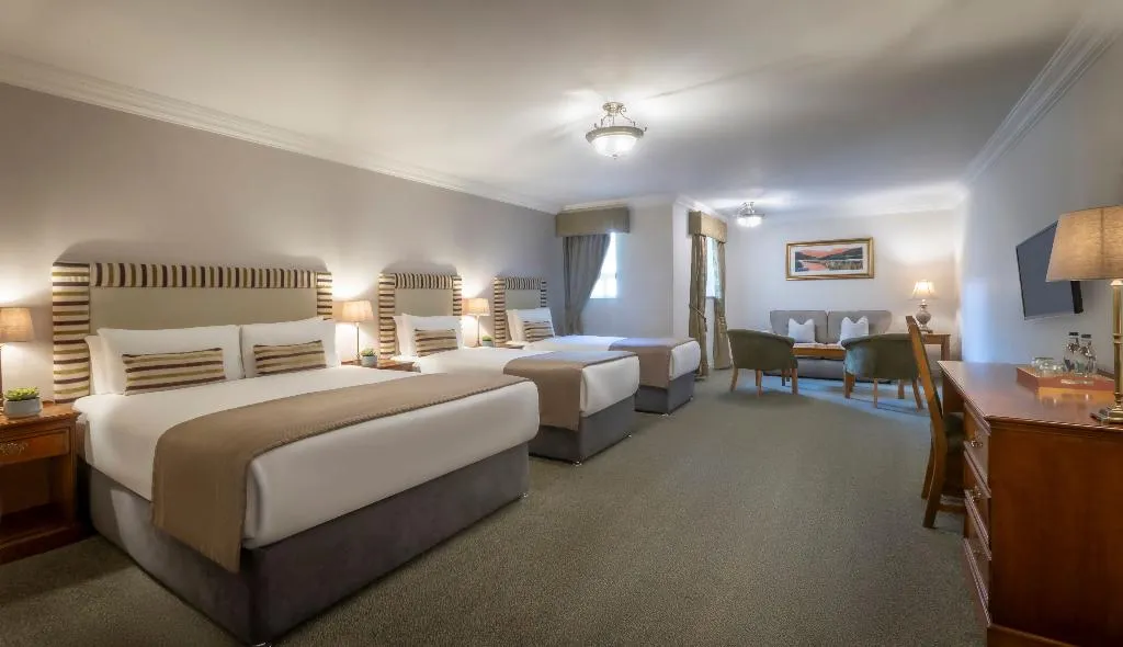 FAMILY ROOM DELUXE Room, Bracken Court Hotel, Dublin