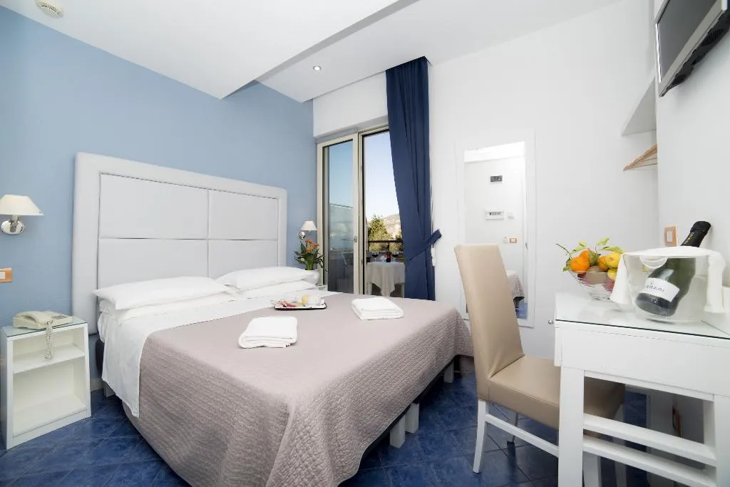 DOUBLE CLASSIC WITH TERRACE Room, Club Sorrento, Naples