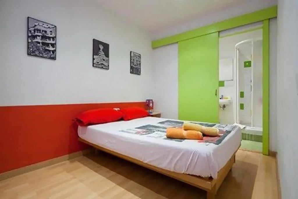 Room, Nisia, Barcelona