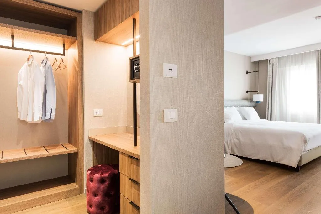 JUNIOR SUITE KING SIZE BED Room, Ambasciatori Hotel Venice Mestre, Tapestry Collec, Venice