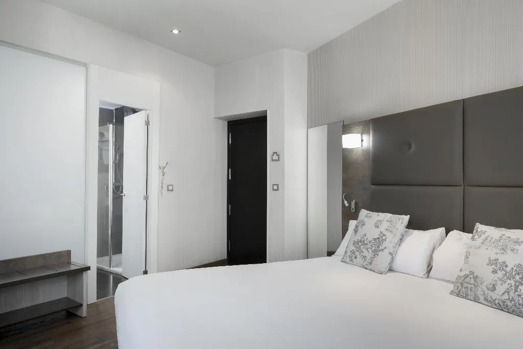 DOUBLE SUPERIOR WITH BALCONY Room, Petit Palace Posada del Peine, Madrid