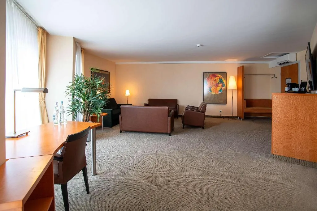 SUITE CAPACITY 6 Room, Best Western Premier Airporthotel Berlin, Berlin