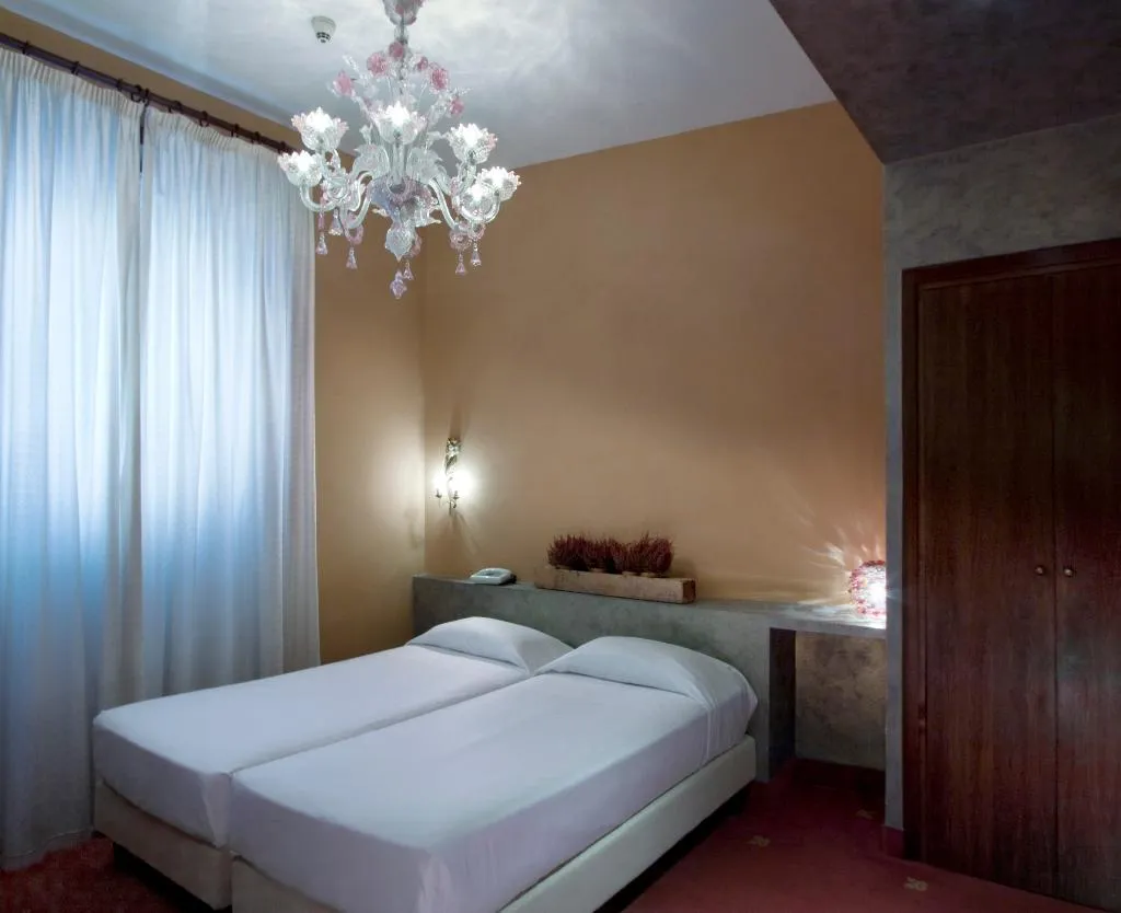 Double or Twin STANDARD Room, Columbia, Rome