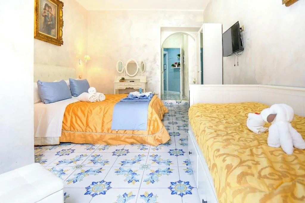 Room, Alma Adry, Naples
