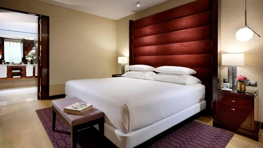 SUITE EXECUTIVE KING BED Room, Hyatt Regency Barcelona Tower, Barcelona