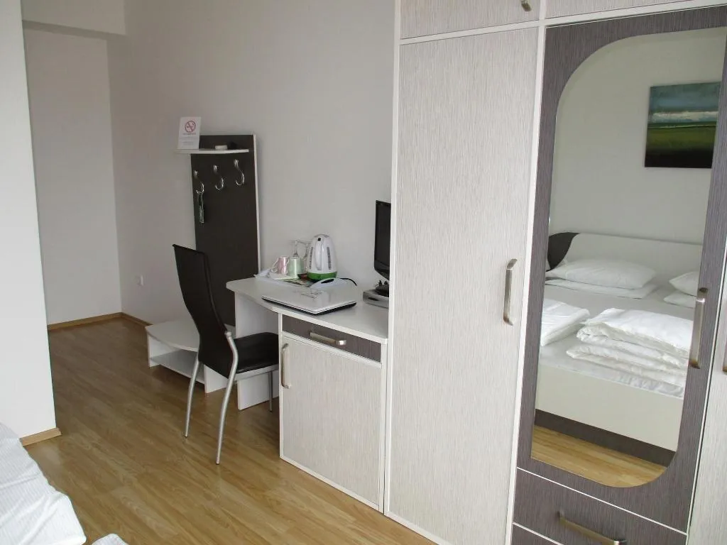 Room, Pink Inn, Split