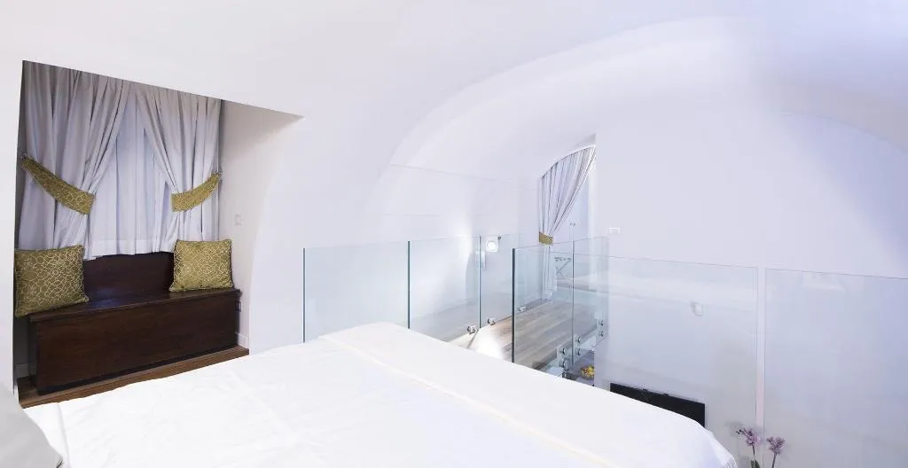 Room, Diecisedici, Naples