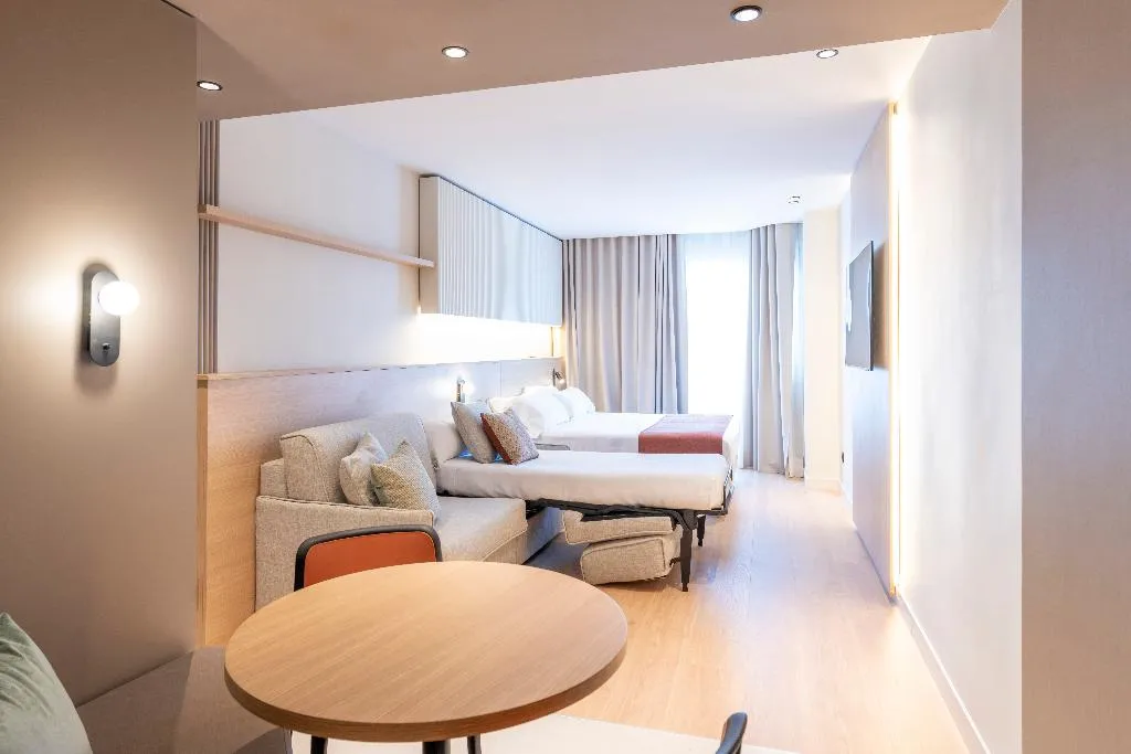 QUADRUPLE SUPERIOR Room, Aparthotel Atenea Calabria, Barcelona