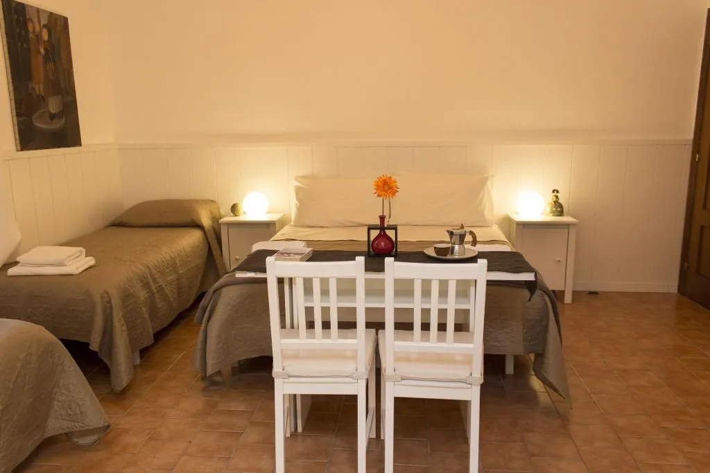 Room, Sui Tetti Di Napoli, Naples