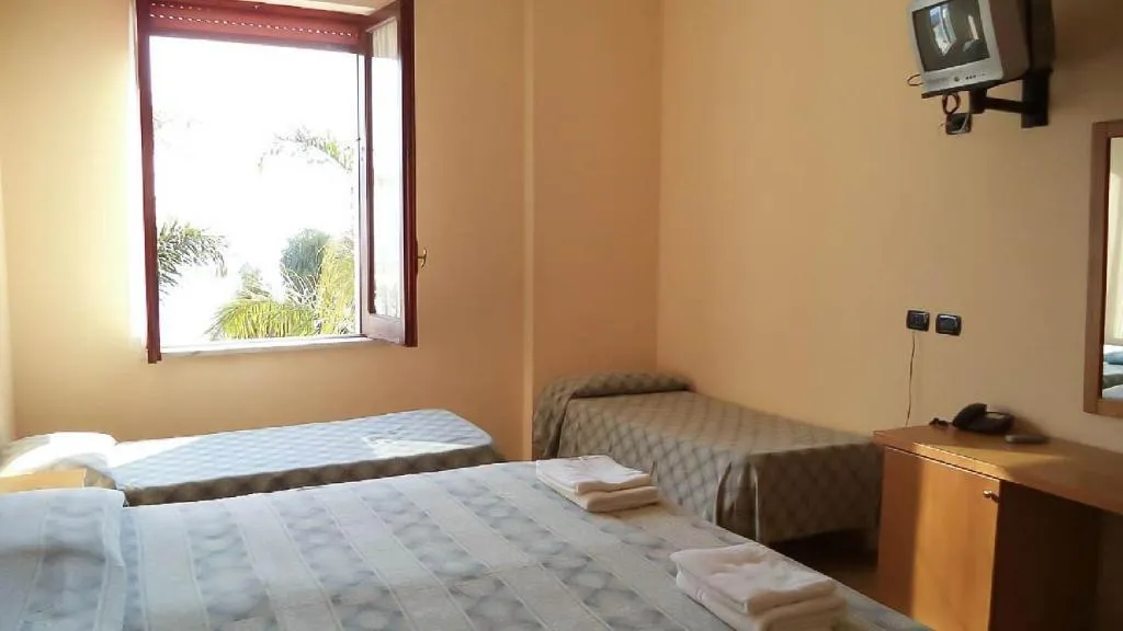 BUNGALOW CAPACITY 4 Room, Hydra Club Hotel Village, Naples