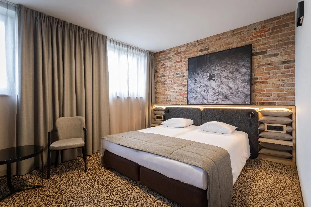 Double or Twin STANDARD Room, Qubus Hotel Gdansk, Gdansk