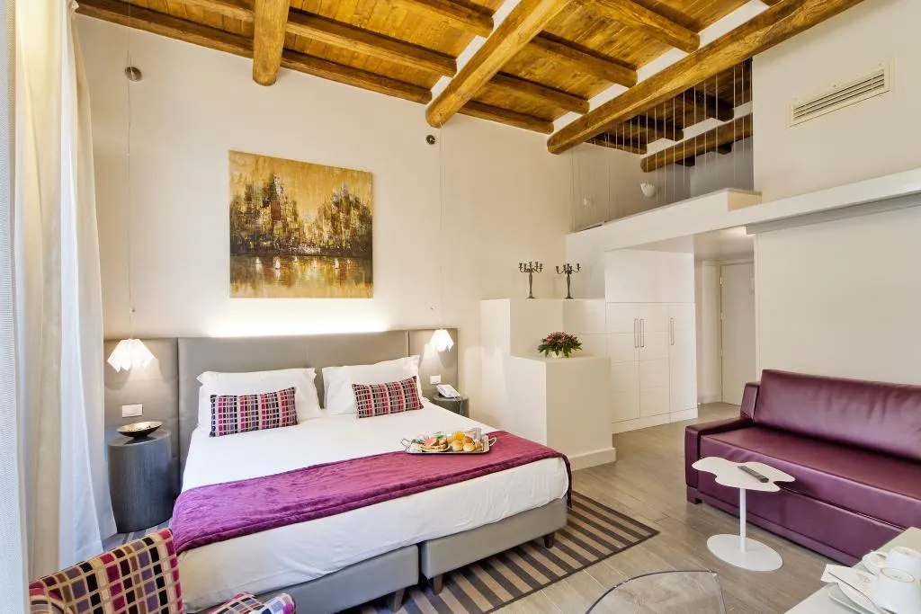 JUNIOR SUITE CAPACITY 4 Room, Trevi Palace Luxury Inn, Rome
