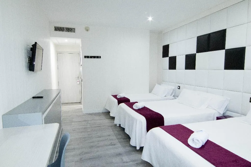 FAMILY ROOM CAPACITY 4 Room, Avenida de España, Madrid