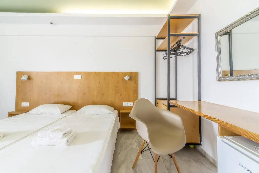 QUADRUPLE ONE BEDROOM ONE BATHROOM Room, Prince Of Lillies, Crete