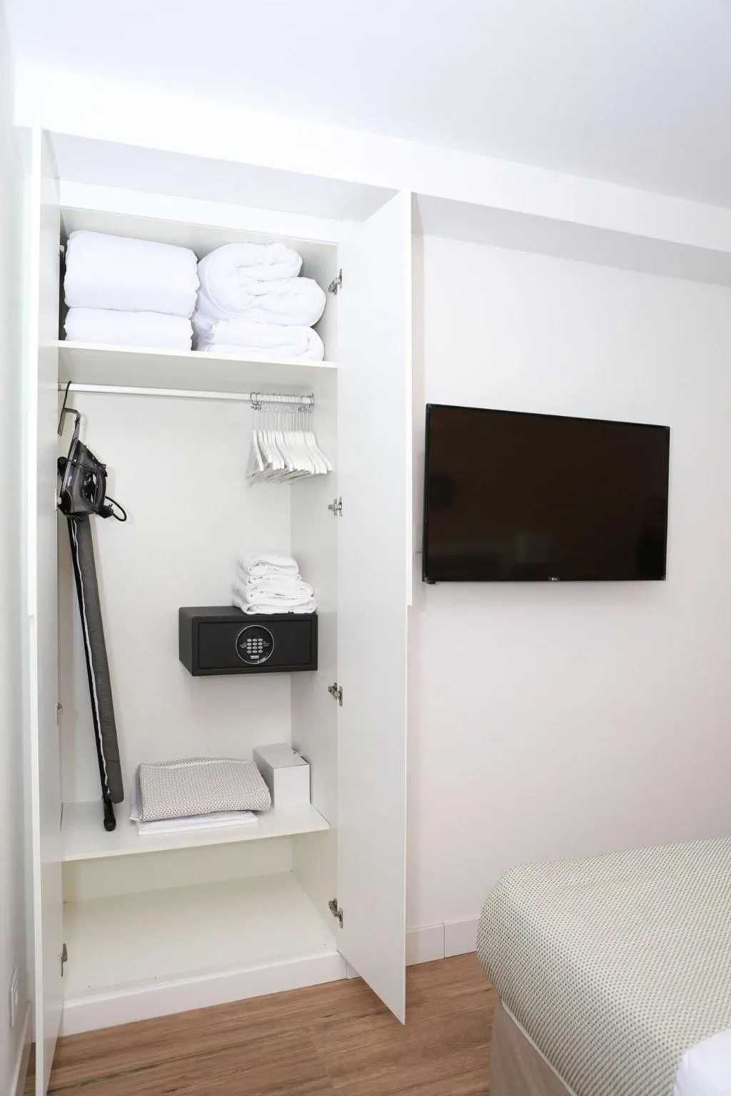 APARTMENT TWO BEDROOMS Room, New Point Madrid Opera, Madrid