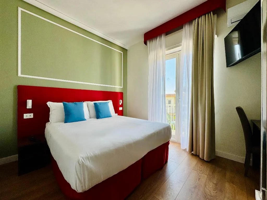 Double or Twin CLASSIC WITH BALCONY Room, Hotel La Pergola, Naples
