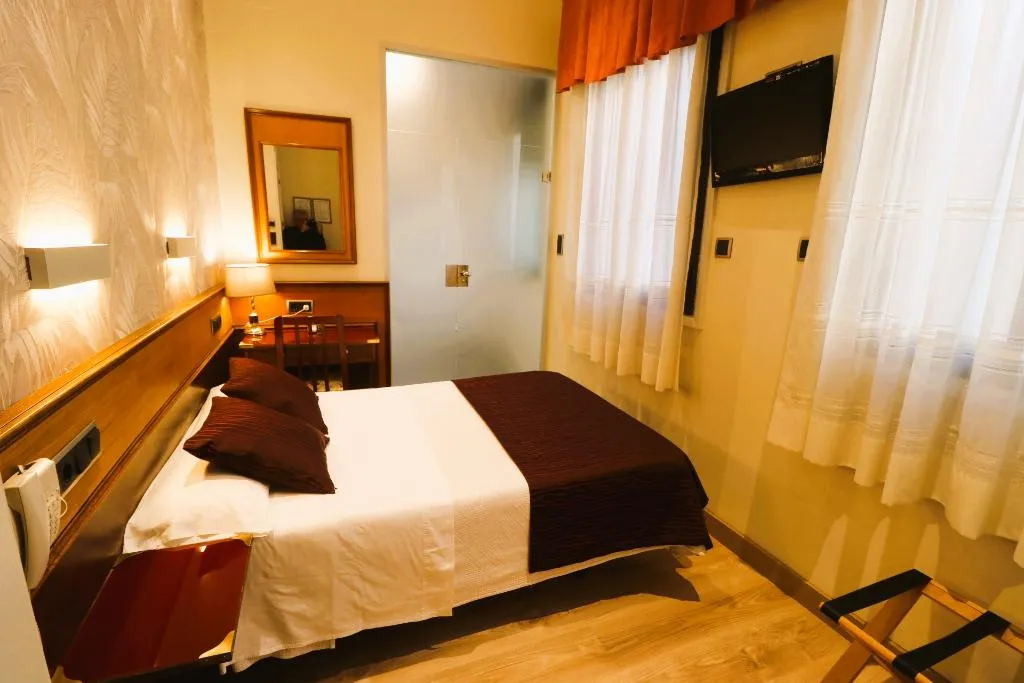 SINGLE STANDARD Room, Hostal Hispano-Argentino Gran Via, Madrid