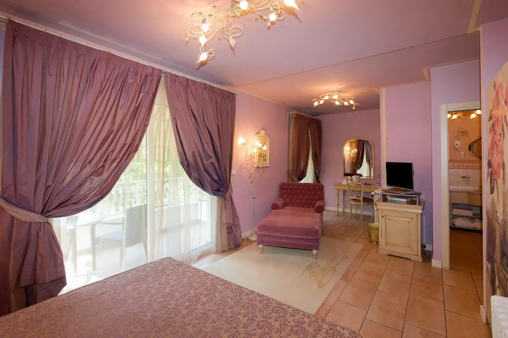 Room, Serenella, Milan