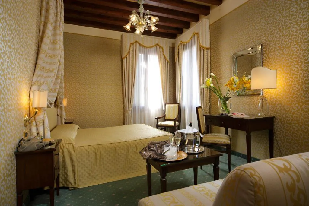 DOUBLE DELUXE CANAL VIEW Room, Ca' d'Oro, Venice
