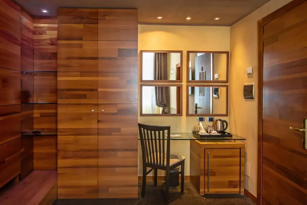 DOUBLE SUPERIOR Room, Tritone, Rome