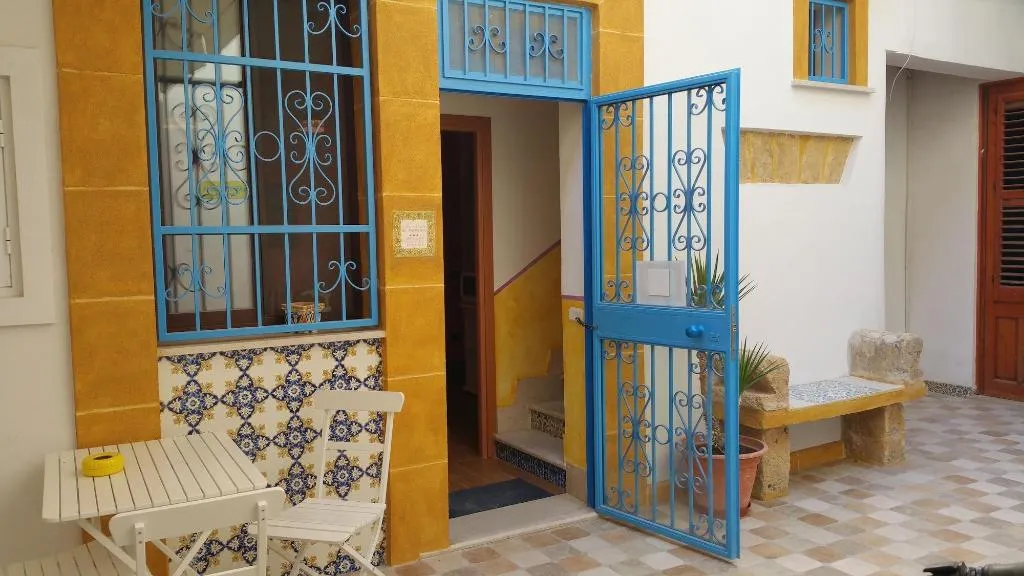General view, Cortile Sant'Agostino, Palermo